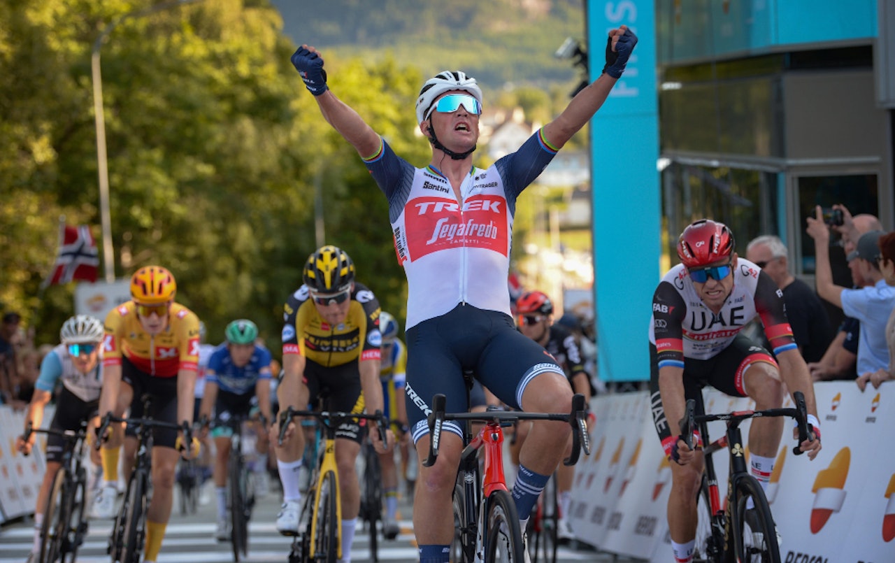 NÆRT: Mads Pedersen ble hakket for sterk for Alexander Kristoff på den tredje etappen av Tour of Norway. Foto: Cor Vos