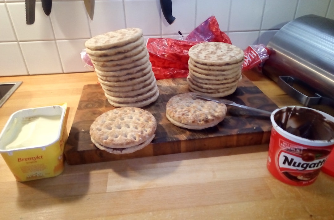 Marius Bryn hadde smurt ferdig matpakker på forhånd: Det gikk med 17 polarbrød med Nugatti, seks Snickers og en hel del vann. Foto: Marius Bryn Nugatti Polarbrød - Marius Bryn - 1400x924
