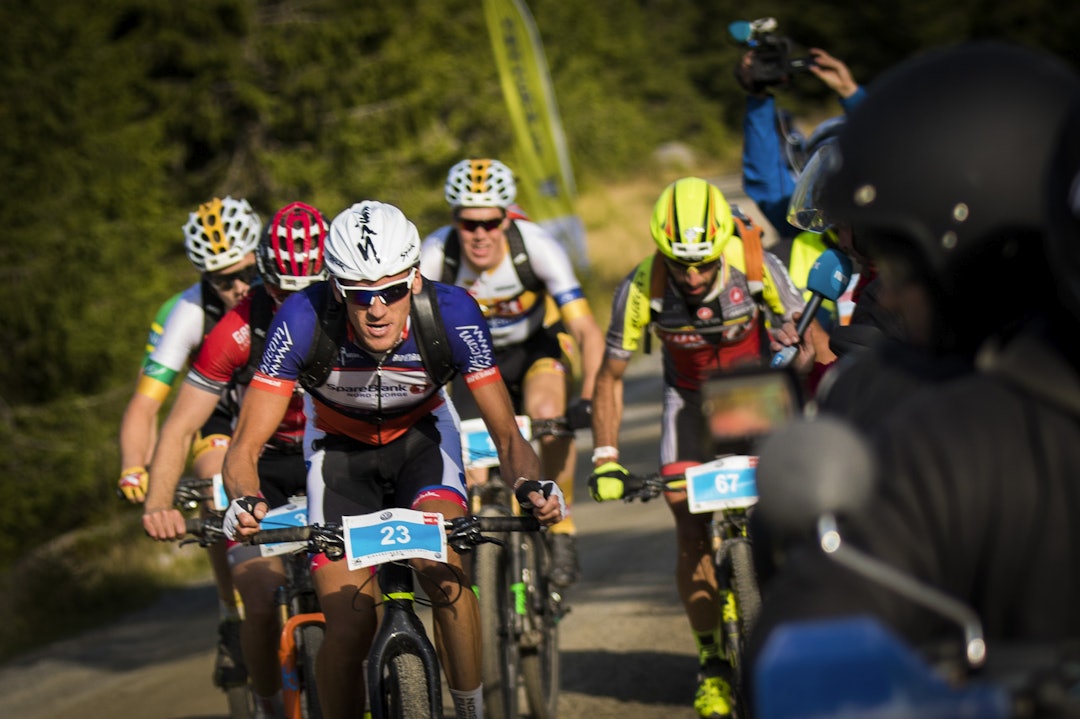 FELTREPORTER: NRKs Morten Stenberg fulgte eliten på motorsykkel og kunne både rapportere og intervjue fra motorsykkelen. Foto: Snorre Veggan 15 - birken2017-9847a