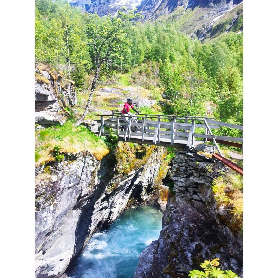 MERSMAK: Formålet med stibyggerprosjektet i Nordfjord er kvalitet fra A til Å, og da må stiene være prima. Foto: Sondre Olav Bø Nesje Stibygging Stryn - Foto Sondre Olav Bø Nesje