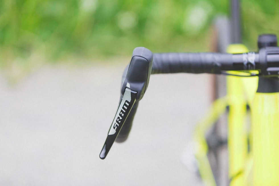 DOUBLE-TAP: SRAMs girsystem er litt mer fiklete i bruk enn Shimano. Foto: kristoffer H. Kippernes BMC URS 01 Three