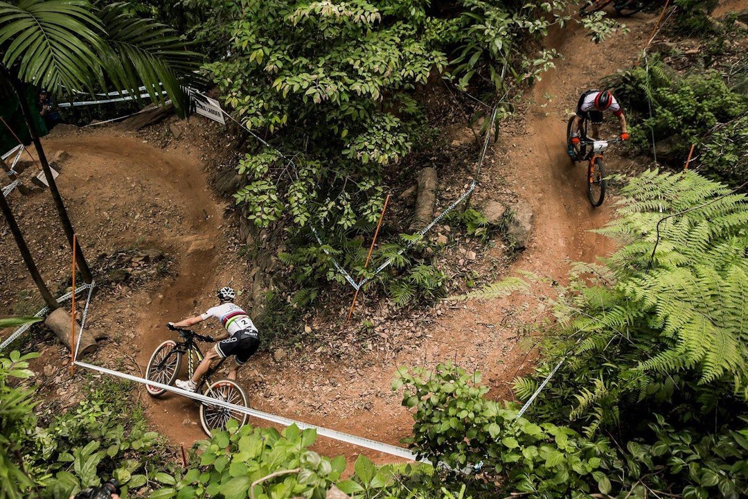 USLÅELIG? Nino Schurter har tilsynelatende full kontroll på konkurrentene i rundbane. Foto: Bartek Woliński/Red Bull Content Pool USLÅELIG? Nino Schurter har tilsynelatende full kontroll på konkurrentene i rundbane. Foto: Bartek Woliński/Red Bull Content Pool