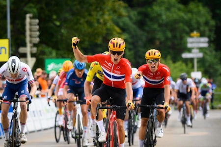 DOBBELTSEIER: Anders Halland Johannessen spurter inn til seier foran tvillingbror Tobias i Tour de l'Avenir. Foto: Tour de l'Avenir