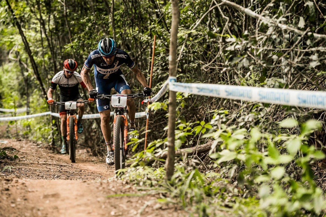 JAKTEN: Absalon har ofte kommet tilbake etter punkteringer, akkurat slik han gjorde det i Cairns. Bartek Woliński/Red Bull Content Pool JAKTEN: Absalon har ofte kommet tilbake etter punkteringer, akkurat slik han gjorde det i Cairns. Bartek Woliński/Red Bull Content Pool