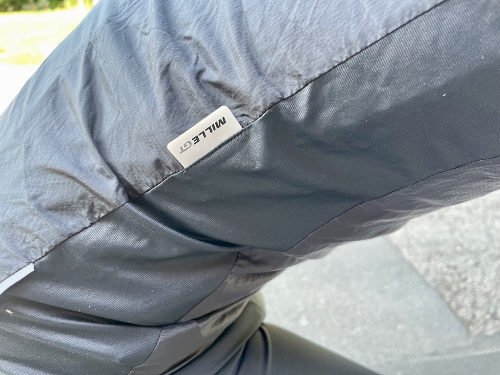 ELASTIKK: Sidepanelet er elastisk og gjør at jakken sitter tett, uten å hemme bevegeligheten på sykkelen Assos Mille GT Wind Jacket