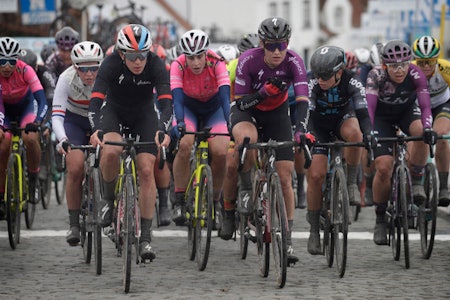 MANGLER TOPPFORMEN: Susanne Andersen (i sort trøye på høyresiden) og Team DSM kom til kort i onsdagens Nokere Koerse. Foto: Cor Vos MANGLER TOPPFORMEN: Susanne Andersen (i sort trøye på høyresiden) og Team DSM kom til kort i onsdagens Nokere Koerse. Foto: Cor Vos