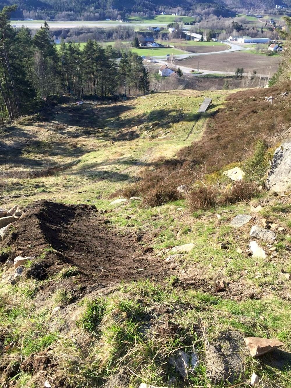 Her kommer løyper i Kristiansand Sykkelpark. Foto: Privat Dugnad Kristiansand Sykkelpark April 21-16 Privat 1000x1330