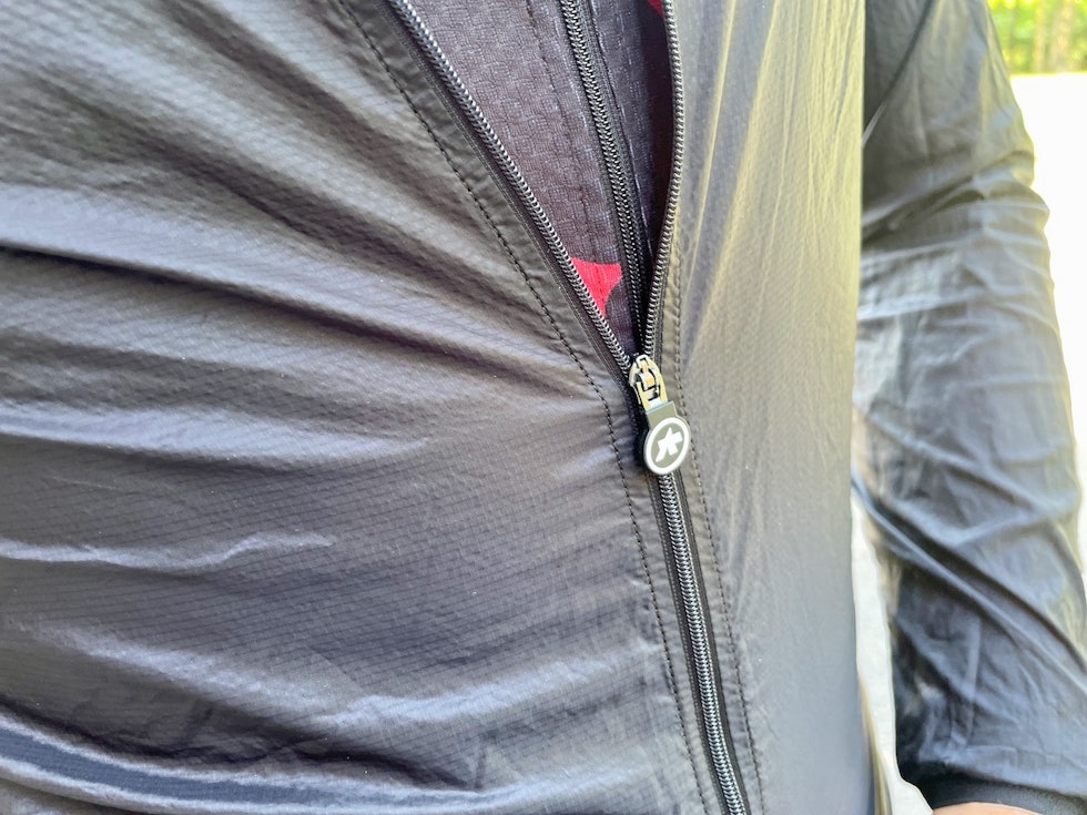 GOD GLID: Glidelåsen er lett å gripe, også med hansker. Assos Mille GT Wind Jacket