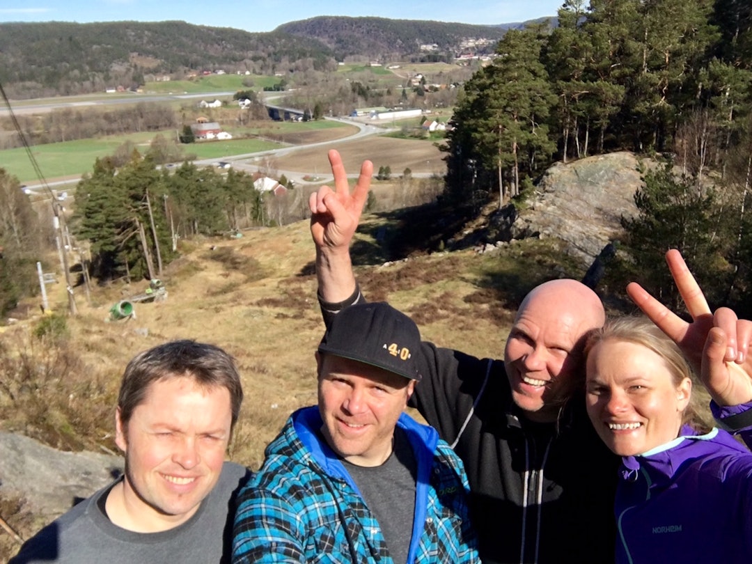 Paradokset Kjerringåsen Snorre Pedersen (til venstre) skal designe løyper til Kristiansand Sykkelpark. Her med Øyvind Østvedt, Ragnar Pedersen og Hilde Sangesland Strædet under befaringen forrige uke. Foto: Privat Snorre Pedersen - Øyvind Østvedt - Ragnar Pedersen - Hilde S Strædet - privat1400x1050