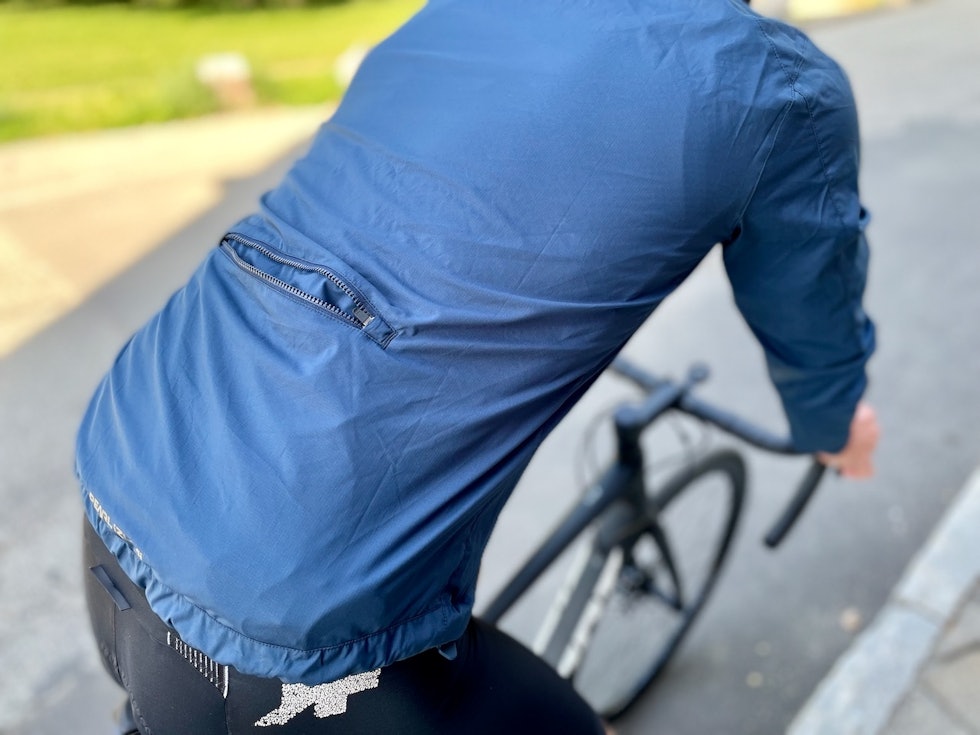 MED LOMME: Pearl-jakke har en romslig lomme et stykke opp på korsryggen. Foto: Henrik Alpers Pearl Izumi Zephrr Barrier Jacket