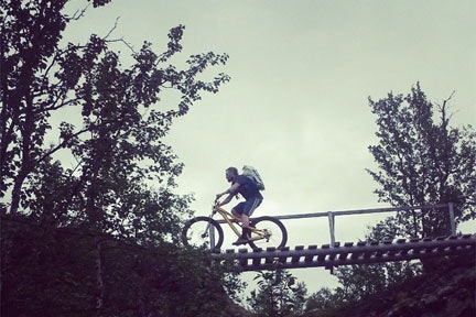 Foto, Erik Jones - David Skirnisson på smal bru over fossejuv Foto, Erik Jones - David Skirnisson på smal bru over fossejuv