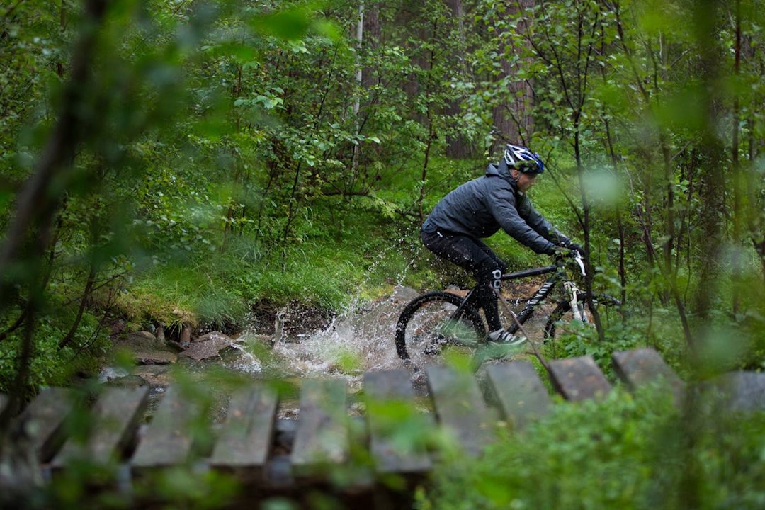 Foto, Eirik Heim - Det går raskere å krisse i elva enn å ta omveien om brua når du skal først ned Foto, Eirik Heim - Det går raskere å krisse i elva enn å ta omveien om brua når du skal først ned