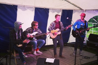 Foto, Resirklulert - Lokalt UKM-band skapte stemning og startet festen Foto, Resirklulert - Lokalt UKM-band skapte stemning og startet festen