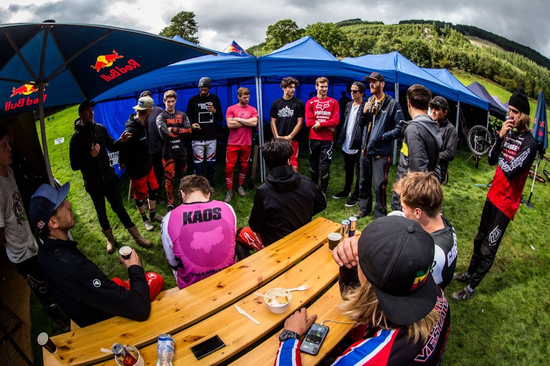 GODT SELSKAP: Brage Vestavik (med caps nærmest) hevder seg blant de aller beste i Red Bull Hardline. Foto: Boris Beyer/Red Bull