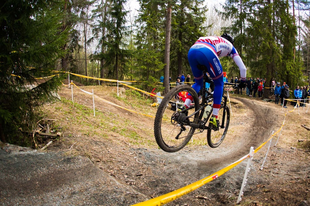 LUFT: Men det var også muligheter for å få luftet under gummien underveis. (foto: Snorre Veggan) norgescup-3847-2a