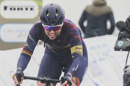 NY TOPPHJELM: Lisa Klein (Canyon-SRAM) under forrige ukes Healthy Ageing Tour, med det som er den nye topphjelmen fra Giro. Foto: Cor Vos.  giro aerohjelm