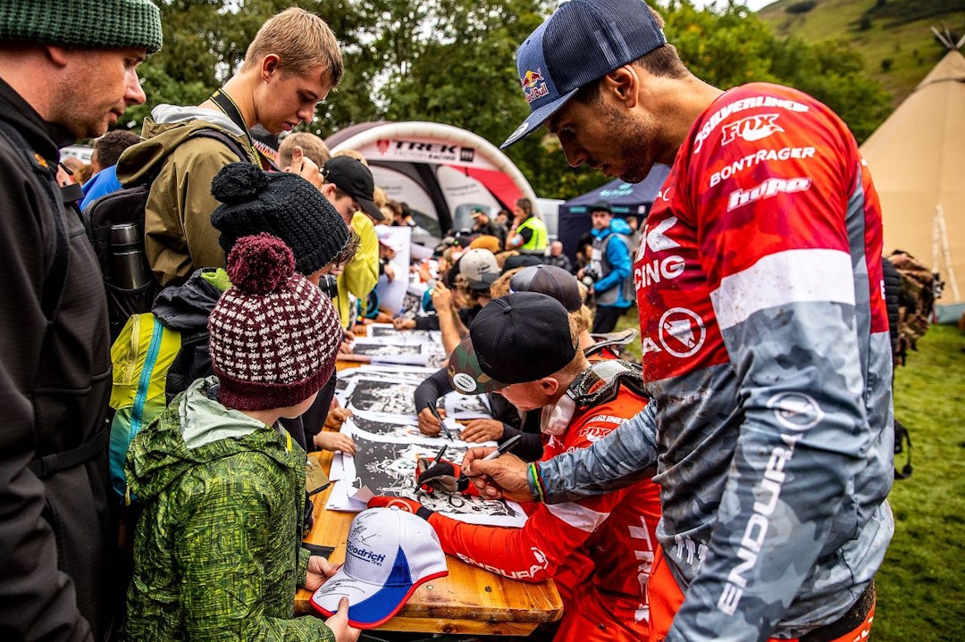 GOD STEMNING: Gee Atherton tar seg tid til å mingle med fansen under Hardline. Foto: Sven Martin/Red Bull