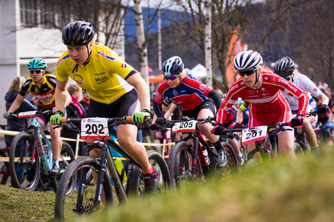 DAMESTART: Ingrid Bøe Jacobsen tråkket til ut fra start og fikk ledelsen foran danske Malene Degn. (foto: Snorre Veggan) norgescup-4383a