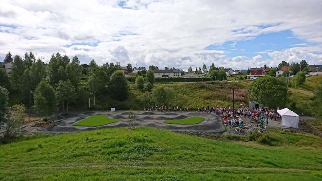 Texasdalen har både pumptrack og terrengløype i anlegget, og mer kommer. Foto: Bingsfoss SK Texasdalen overview Texasdalen åpning - Foto Bingsfoss SK 1200x675