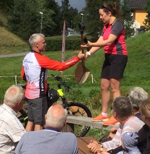 Bjørn Holmen får borgermesterspaden i Texasdalen av ordfører Marianne Grimstad Hansen. Foto: Bingsfoss SK Ordfører Marianne Grimstad Hansen - borgermester i Texasdalen Bjørn Holmen - Texasdalen åpning - Foto Bingsfoss SK 500x