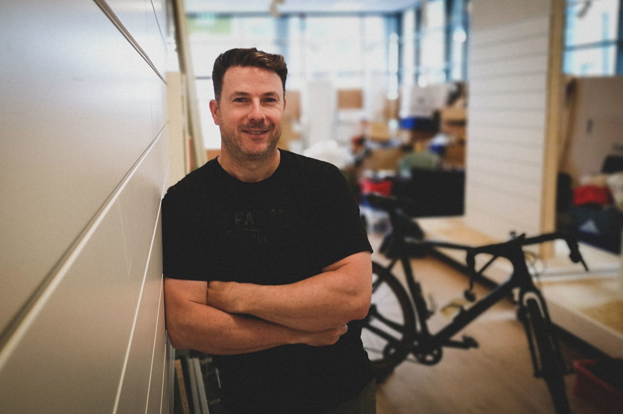 KLAR FOR ÅPNING: Jeff Webb i et salig kaos av rammer og deler. Fredag åpner Fara Cycling på Skøyen Oslo. Foto: Henrik Alpers.  Jeff webb i Fara cycling