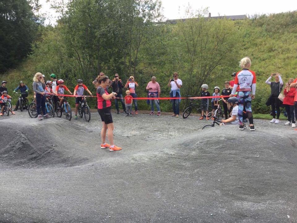 Ordfører Marianne Grimstad Hansen sto for snorklippingen. Foto: Bingsfoss SK Marianne Grimstad Hansen snorklipper - Bingsfoss SK