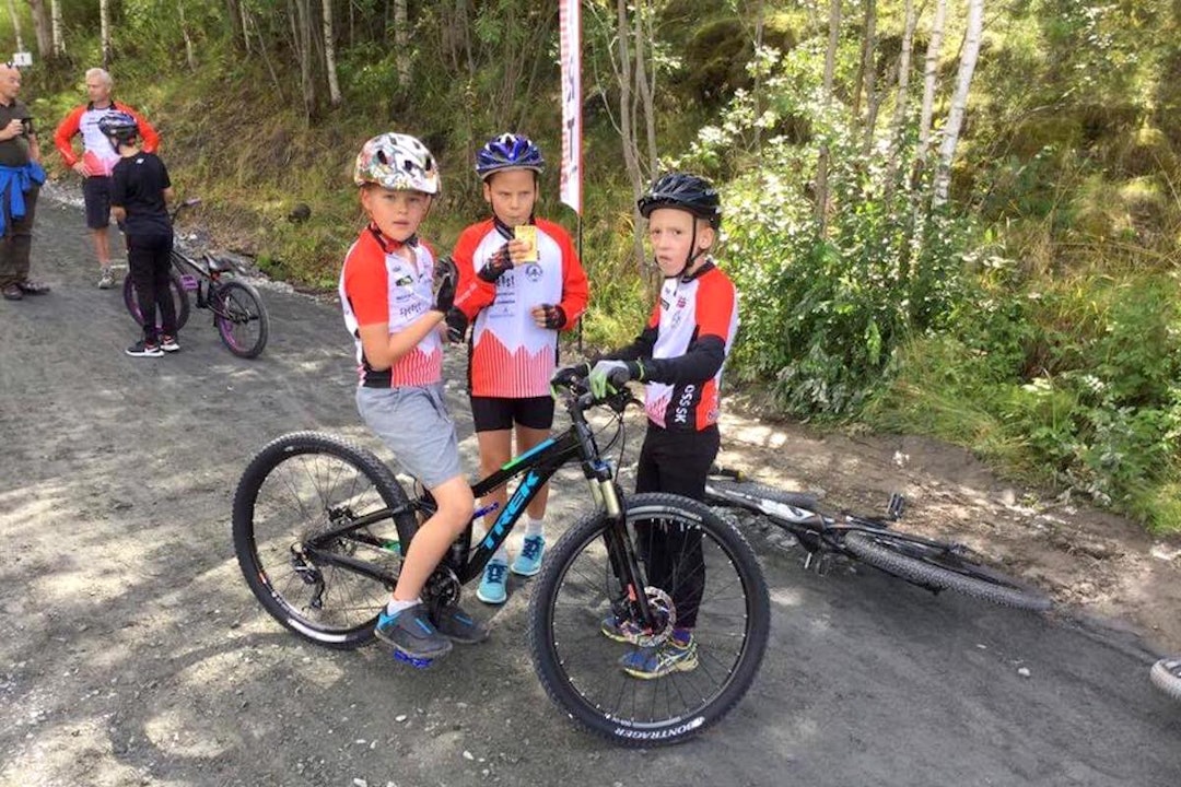 Tøffe karer i pumptracken. Foto: Bingsfoss SK Tøffe karer Texasdalen åpning - Foto Bingsfoss SK 1200x800