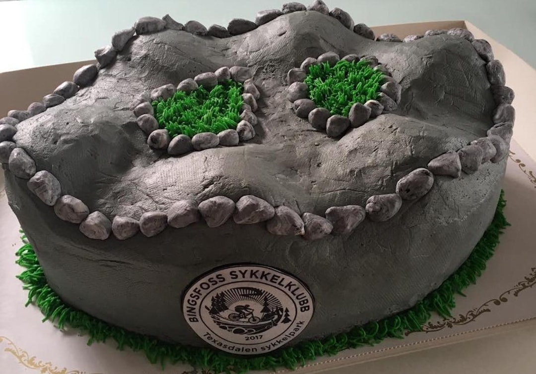 Ingen fest uten kaker. Foto: Bingsfoss SK Kake må det være Texasdalen åpning - Foto Bingsfoss SK 1200x840