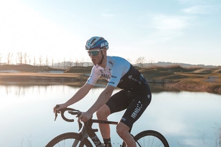 PÅ VENT: Carl Fredrik Hagen har satt det meste på vent etter velten på trening. Ambisjonene for sesongen er like fullt klare. Foto: ISN.  PÅ VENT: Carl Fredrik Hagen har satt det meste på vent etter velten på trening. Ambisjonene for sesongen er like fullt klare. Foto: ISN.