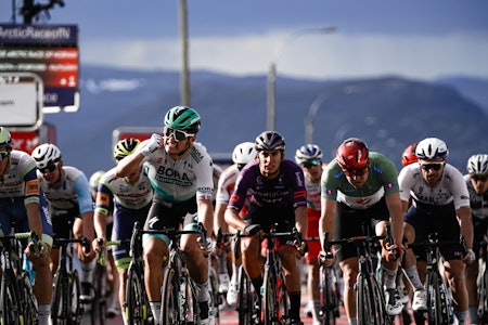 OPP-OG NEDTUR: Alexander Kristoff tapte etappen, men kjørte seg inn den gule ledertrøya for en dag. Foto: ASO.  OPP-OG NEDTUR: Alexander Kristoff tapte etappen, men kjørte seg inn den gule ledertrøya for en dag. Foto: ASO.