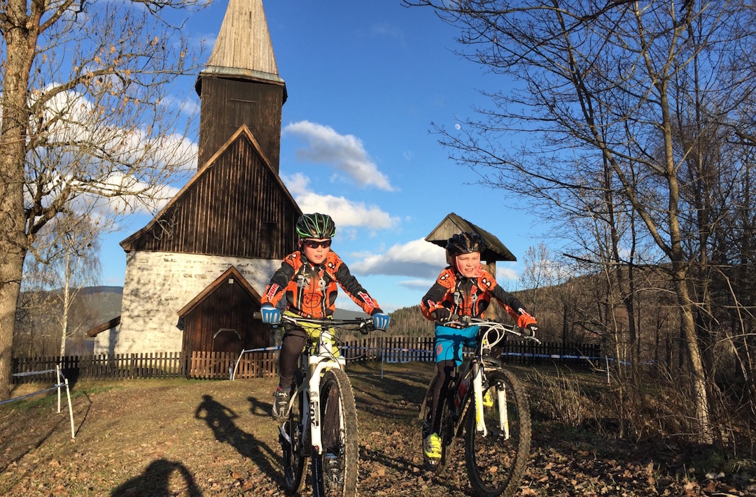 Fra partiet i løypa som går forbi middelalderkirken på Fiskum. Foto: Arrangøren NC Fiskum 2016 - Foto Arrangøren 1400x924