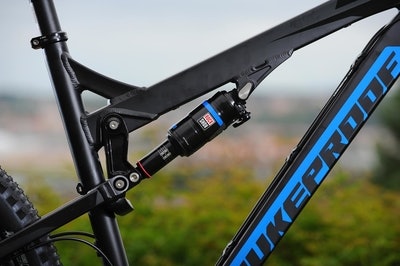 BAK: Rock Shox Monarch sørger for god støtdemping på Mega TR BAK: Rock Shox Monarch sørger for god støtdemping på Mega TR
