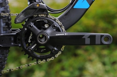 DRIVVERK: SRAM X01 med lett kjedefører og 32-klinge på kranken. Funksjonelt rett og slett. DRIVVERK: SRAM X01 med lett kjedefører og 32-klinge på kranken. Funksjonelt rett og slett.