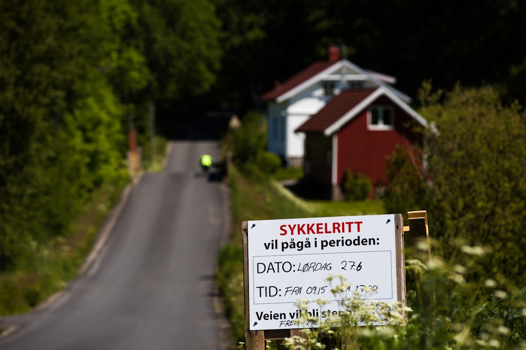 IDYLL: Høk var åsted for rittet og løypa passerte små gårdstun på vei inn og ut av terrengområdet. (foto: Snorre Veggan) skjebergrittet-0749a