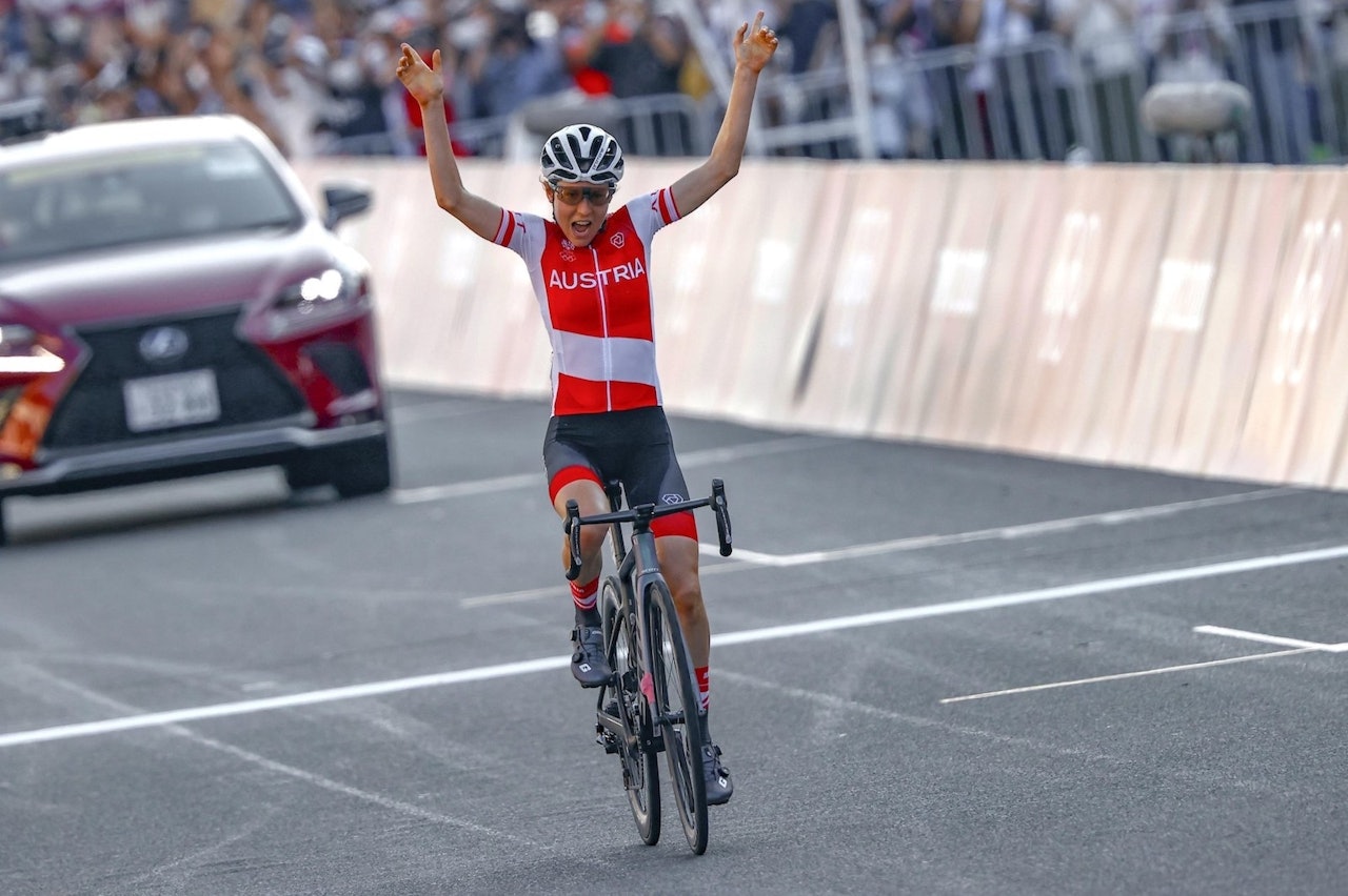 OVERLEGENT: Anna Kiesenhofer vant kvinnenes OL-fellesstart i Tokyo etter fire mil alene i brudd. Foto: Cor Vos  Anna Kiesenhofer vant kvinnenes OL-fellesstart i Tokyo