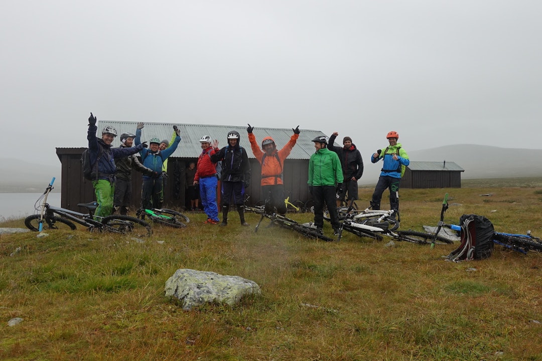 Fiskebua ved Hirisjøen var et kjærkomment avbrekk fra regnet på lørdagens fellestur. Foto: Kjetil Sviland Jubel i regn - Kjetil Høye Sviland 1200x800