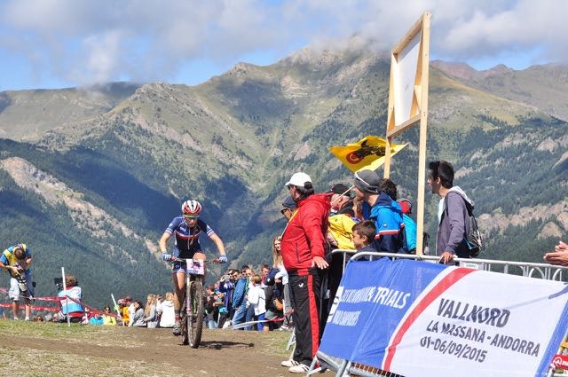 ALLSIDIG: Pauline-Ferrand Prevot sjonglerer med toppkarrierer på både landeveien og i terrenget. I Andorra i fjor vant hun VM-gull.