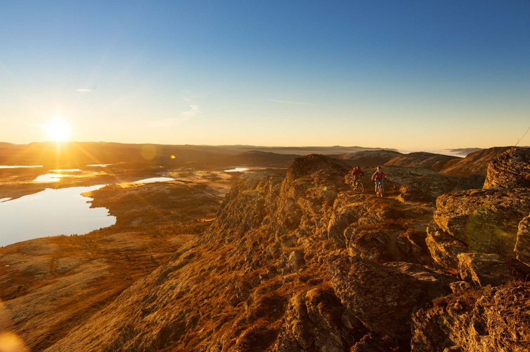 TRYGG PÅ FJELLRYGG: Soloppgang over Venabygdsfjellet må oppleves. Foto: Kristoffer H. Kippernes.