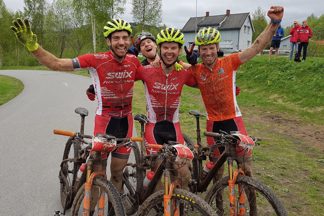 Vidar Mehl (til venstre), Fredrik Haraldseth, Ole Hem og resten lagkameratene på Swix Hard Rocx har levert solid lagarbeid gjennom hele sesongen og truffet godt med strategien så langt. Foto: Vidar Mehl - Fredrik Haraldseth - Ole Hem - Lars Granberg - Montebellorittet 2017 - Espen Olsen
