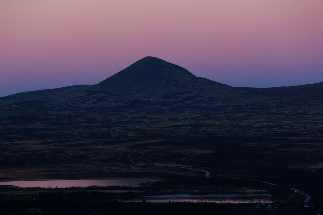 SISTE LYS: Sola har forsvunnet, og høstens fineste lys viser seg. Foto: Kristoffer H. Kippernes SISTE LYS: Sola har forsvunnet, og høstens fineste lys viser seg. Foto: Kristoffer H. Kippernes