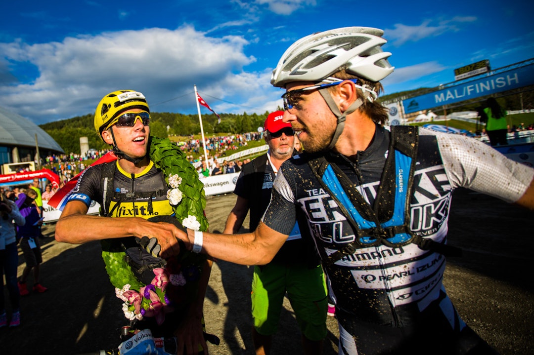 Åsmund Løvik fikk endelig stang inn på Birken i fjor. Her gratuleres han av Emil Lindgren som ble nummer to. Foto: Snorre Veggan Løvik - Emil Lindgren - Snorre Veggan
