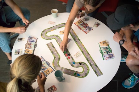 FOR GODT TIL Å VÆRE SANT? Kan et brettspill gjenopprette den gode gamle familielykken i den digitale tidsalder? Flamme Rouge kan definitivt det. Foto: Henrik Alpers flamme rouge brettspill