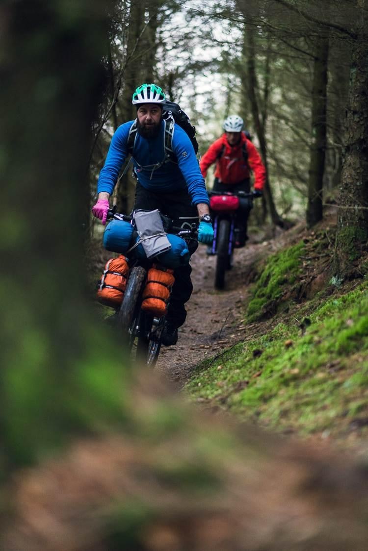 SEKK PÅ SYKKEL: Stian Benkø og Sverre Muldsvor er erfarne tursyklister. Her fra (h)julebord i Danmark. Foto: Mikkel Soya Bølstad. 11-47-07_lightboxorg