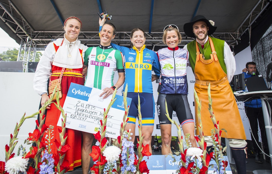 Borghild Løvset er stolt av tredjeplassen i Cykelvasan forrige helg. Her med Hanna Bergman og vinner Jennie Stenerhag. Foto: Vasaloppet/Henrik Hansson Hanna Bergman - Jennie Stenerhag - Borghild Løvset - Cykelvasan 2017 - Foto Vasaloppet:Henrik Hansson 1200x786