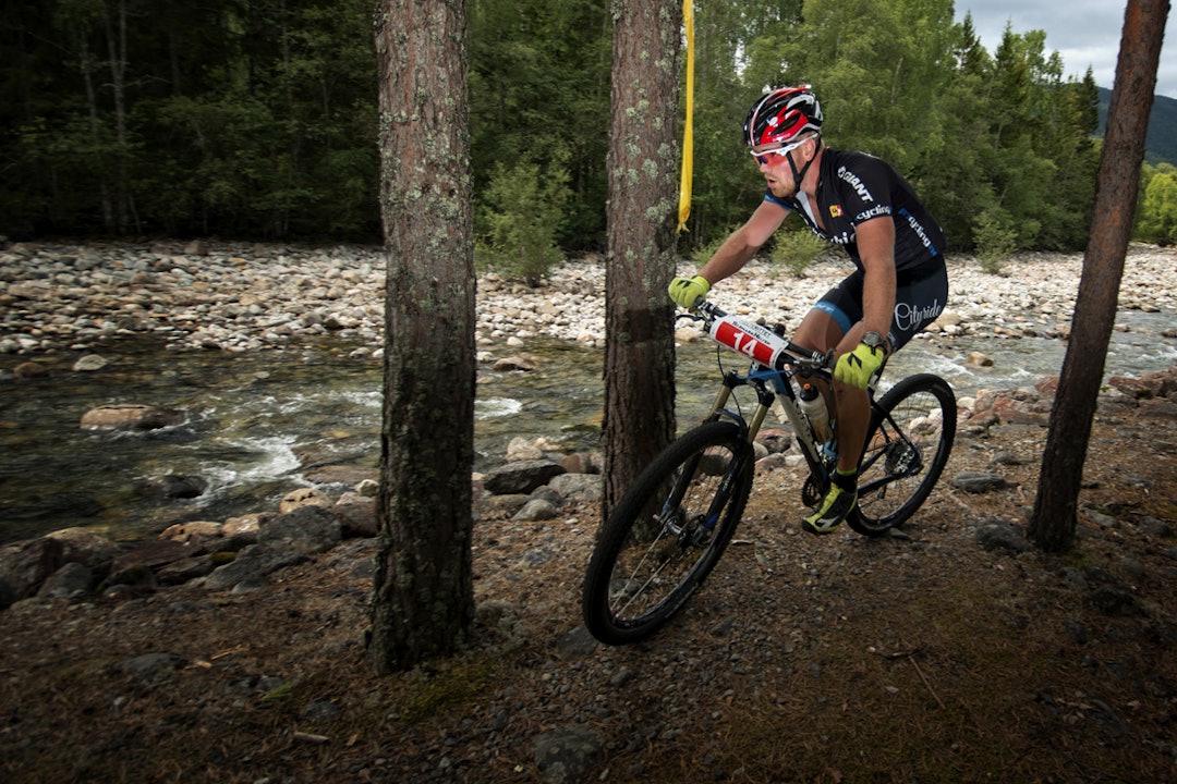Martin Andersen sykler slalåm forbi trærne Martin Andersen sykler slalåm forbi trærne