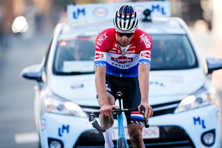 UTRYGT: Styret til Mathieu van der Poel hang og slang da han kom i mål på Le Samyn. Foto: Cor Vos. 