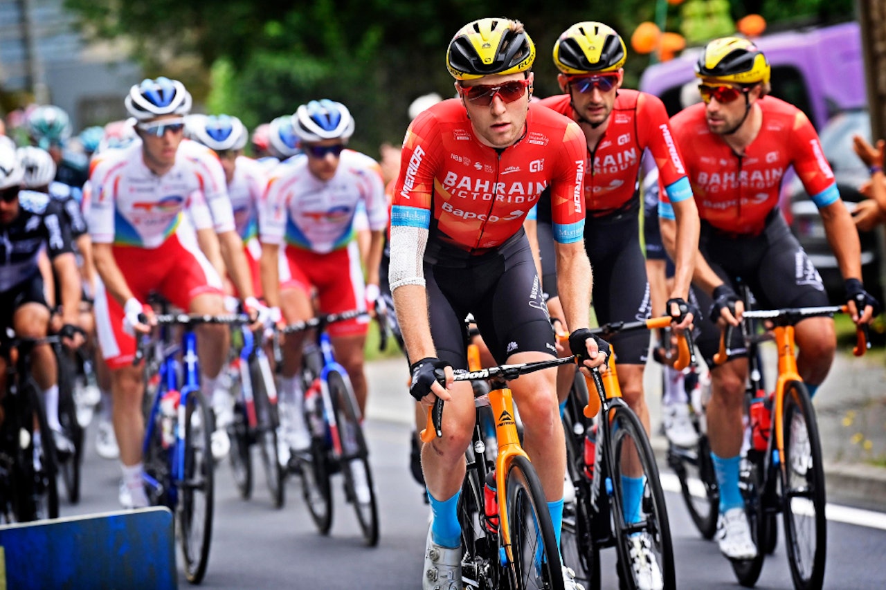 GOD TOUR DE FRANCE: Bahrain Victorious har to etappeseire så langt i Tour de France. Her leder Fred Wright feltet på en tidligere etappe. Foto: Cor Vos GOD TOUR DE FRANCE: Bahrain Victorious har to etappeseire så langt i Tour de France. Her leder Fred Wright feltet på en tidligere etappe. Foto: Cor Vos