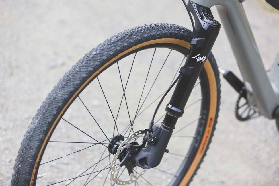 ETT BEIN: Cannondales særegne Lefty-gaffel er velkjent fra terrengsykkelverdenen, men vekker oppsikt på en sykkel med bukkestyre. Cannondale Topstone Carbon Lefty 3