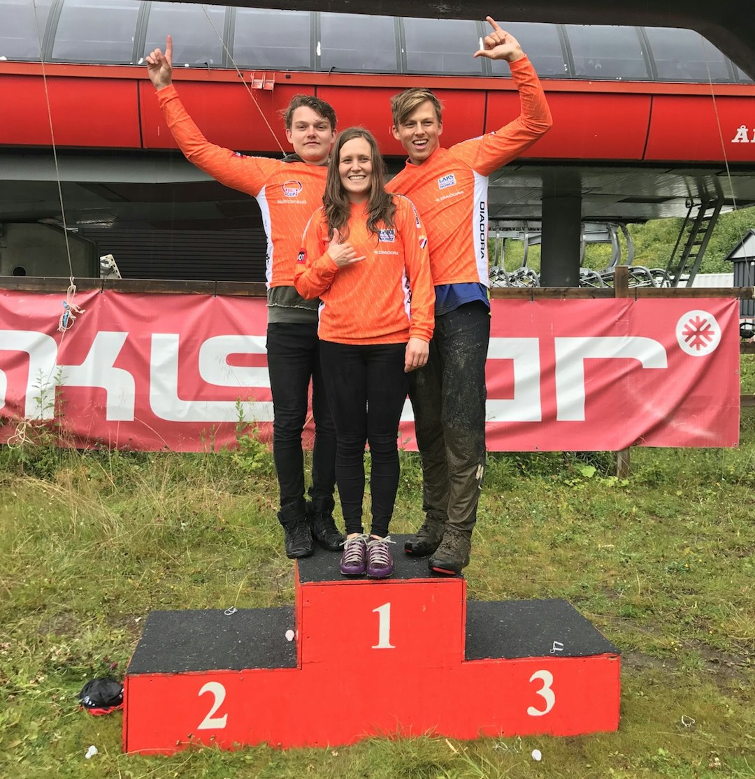 Disse leder Scandinavian Downhill Cup 2017: Marius Jemtegaard (menn junior), Vera Leivsdottir (kvinner senior) og Grunde Kvålseth (menn senior). Foto: Henki Kvålseth Marius Jemtegaard - Vera Leivsdottir - Grunde Kvålseth - Scandinavian DH Cup 2017 Åre - Henki Kvålseth 1200x1239