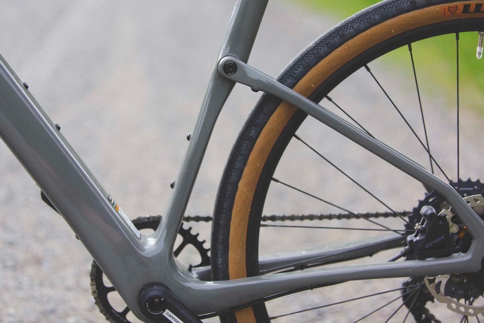 FJÆRING: De flatklemte kjedestagene og roteringspunktet mellom setestag og seterør gir ekstra fleks og komfort. Foto: Kristoffer H. Kippernes Cannondale Topstone Carbon Lefty 3